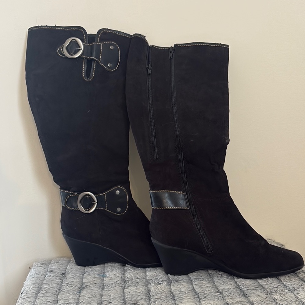 AEROSOLES Black wedge Boots with Silver Buckle Details